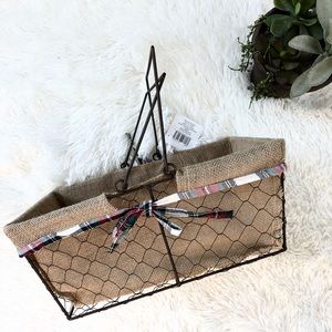 🆕New with tags STURDY wire basket with handles.